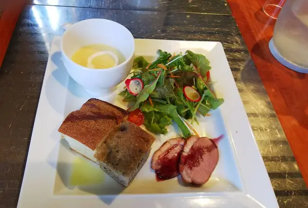 前菜とパンとスープ。