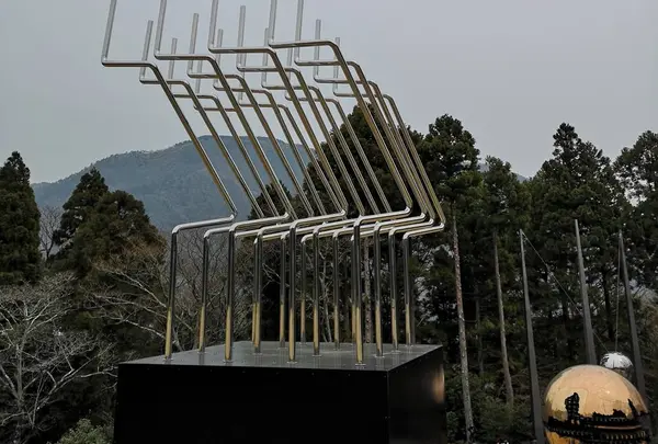 沢山あっちこっちに彫刻が一杯