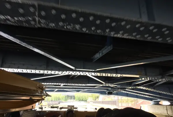 頭すれすれの橋