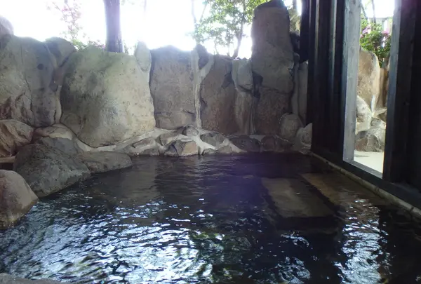 広い内湯と爽快な露天風呂