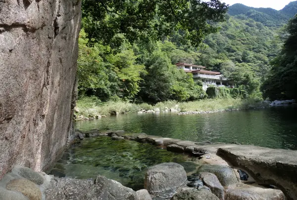 断崖下の絶景露天風呂