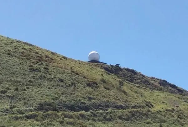 山頂のレーダーが目印