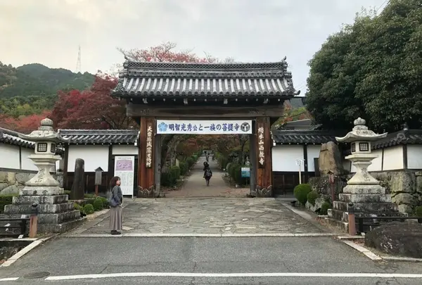 立派な光秀一族のお墓に合掌