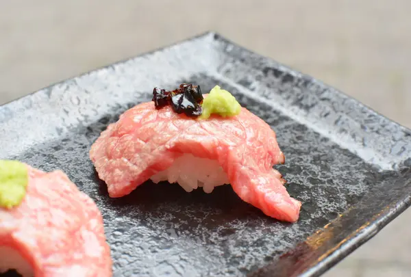 神戸牛 中トロ握り