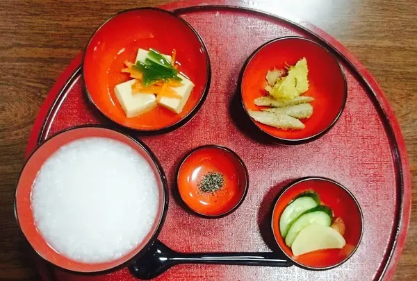 無言の中で食べる精進料理！