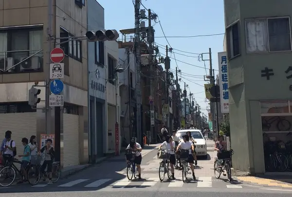 前の通りにはお店が結構あります。