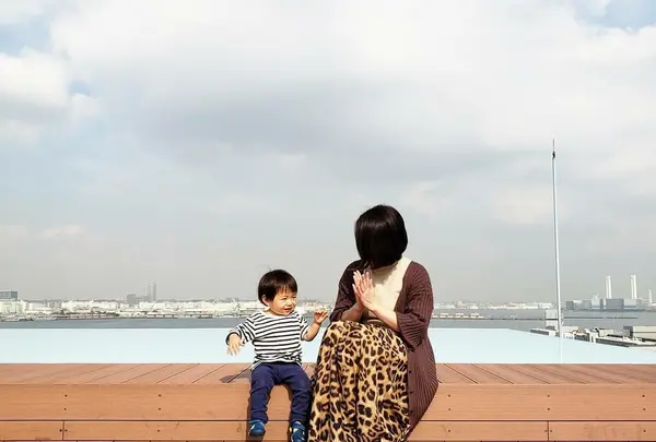 後ろには海