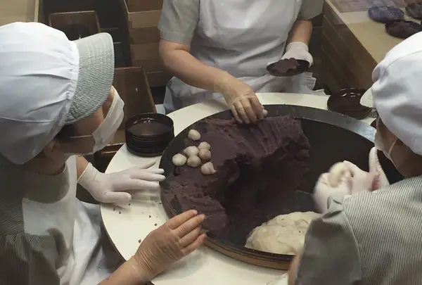 店内ガラス戸の向こうで製作中の様子