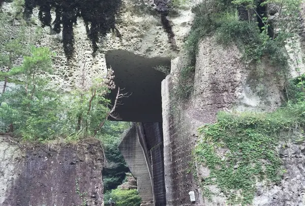周りの石の山