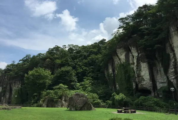 バス停を降りて見える石の壁
