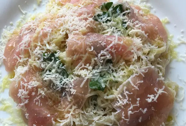 生パスタ、生ハムとルッコラ
