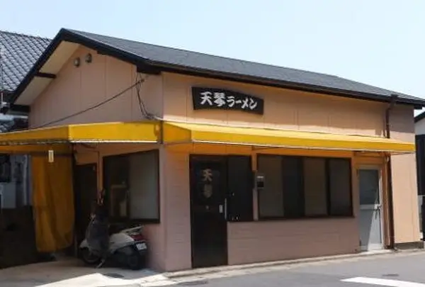 お昼になると店の外は行列が出来ます。