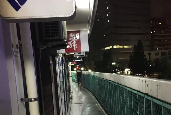 更に川沿いを