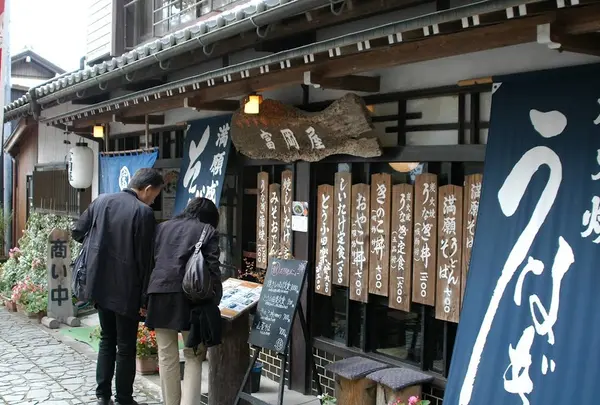 参道のお店で腹ごしらえを