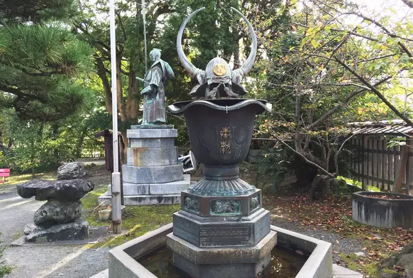 水牛の兜の像