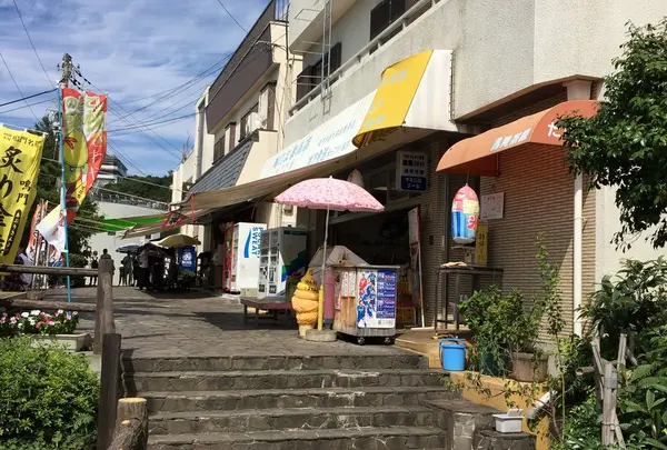 手前にお茶屋さんがいくつか