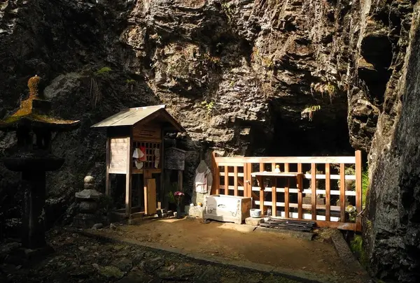 本堂裏の湧き水