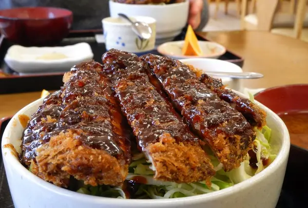 椎茸カツ丼が名物