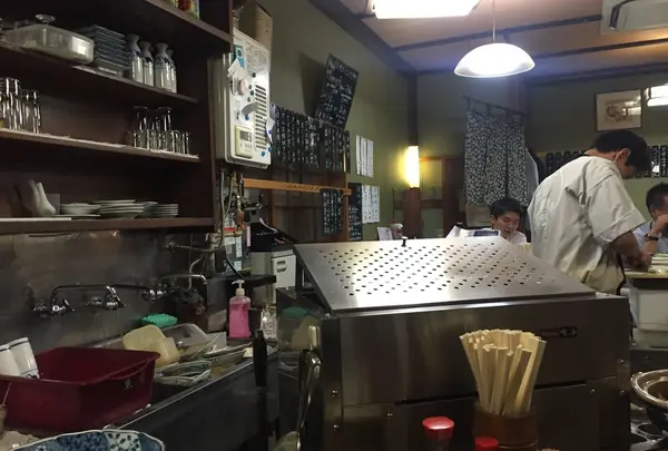 カウンター中心の店内