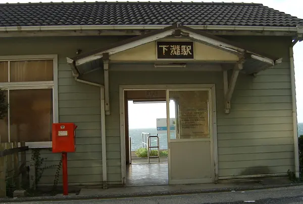 駅の外からも海が
