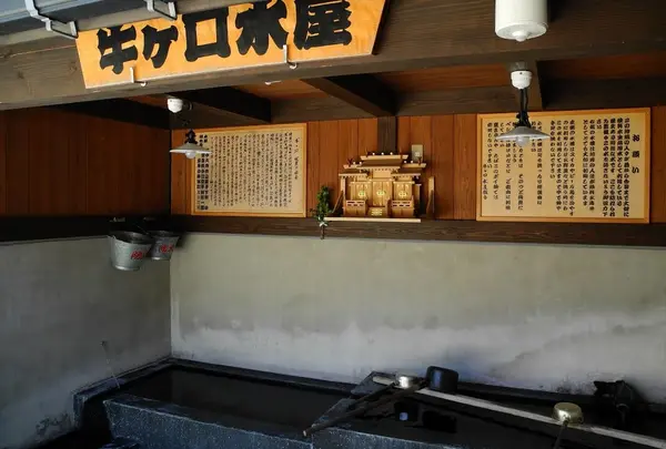 この水場が目印