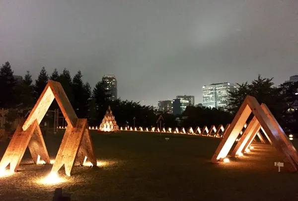 夜にはライトアップ