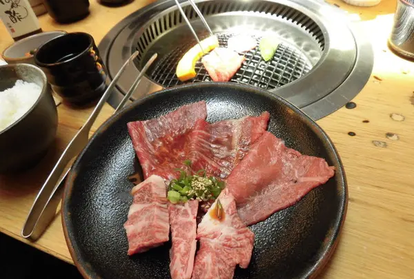 黒毛和牛を使用した炭火焼肉