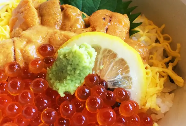 近くのお店では海鮮丼を！