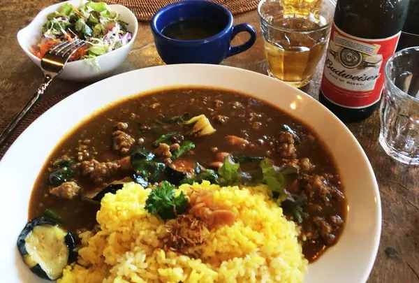 カレーのランチはサラダ、スープのバイキング付き！