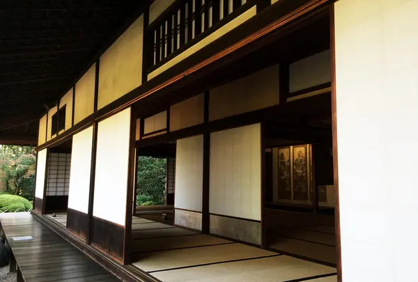 縁側も屋根も当時のまま！