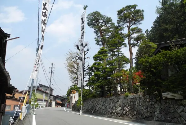 少し歩きます