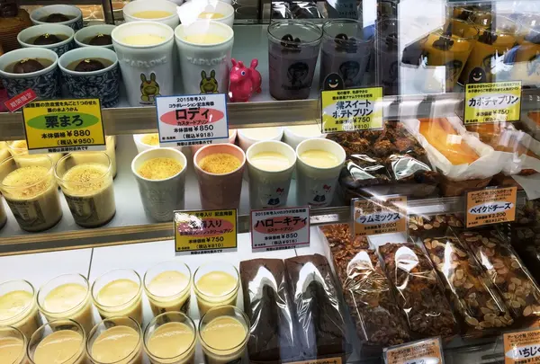 色々並んだショーケース 2
