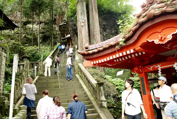 山を登るように本殿へと向かう！