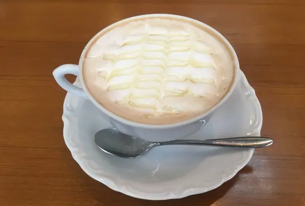 隣のカフェにて。