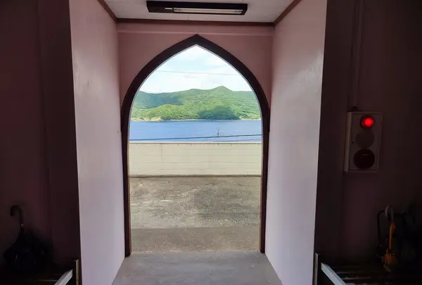 入り口を振り返ると、海〜🌊