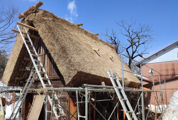 茅葺き屋根修繕中