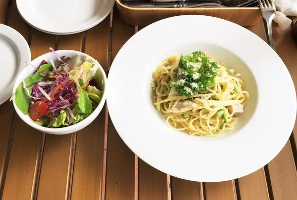 豚バラ肉とわさび菜のクリームパスタ