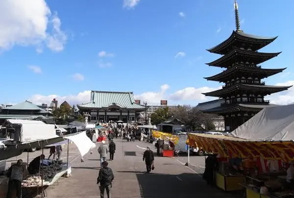 縁日に賑わう境内
