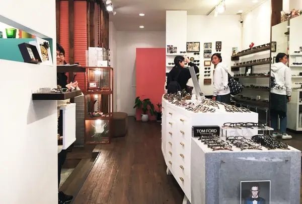 明るいスタッフさんと店内