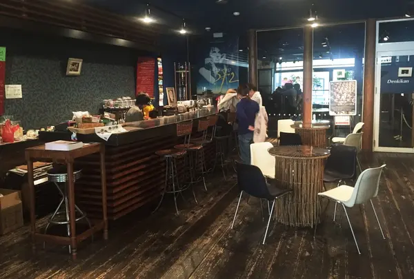 落ち着いた店内にはカフェもあり