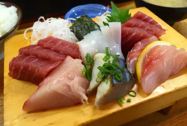 あ〜うまい、このお刺身鮮度抜群ですね！