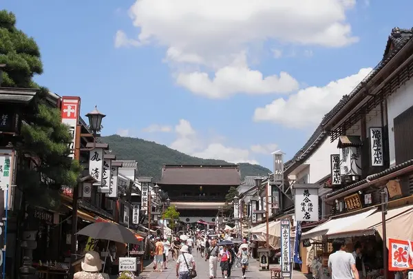 参道は土産やでいっぱい