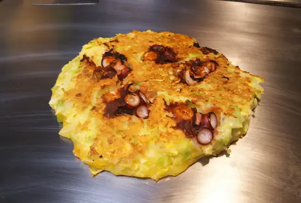 タコ入りのお好み焼き