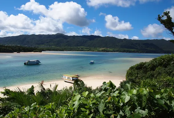 近くから見る川平湾