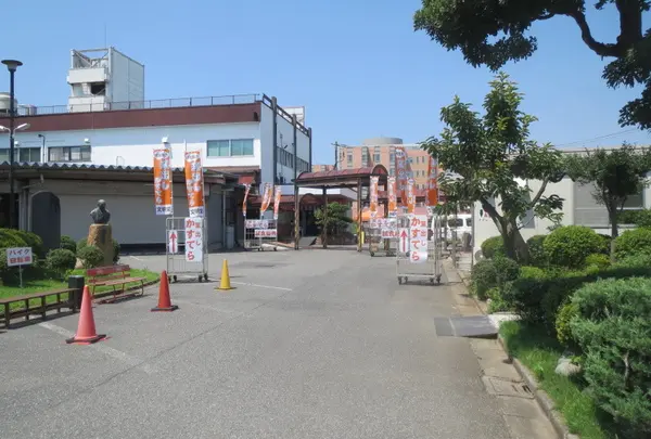 窯出しカステラは奥で販売されてます