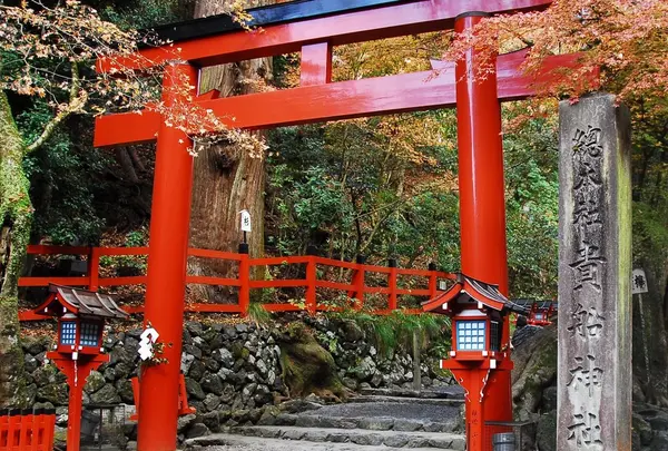 貴船神社の真赤な鳥居さん