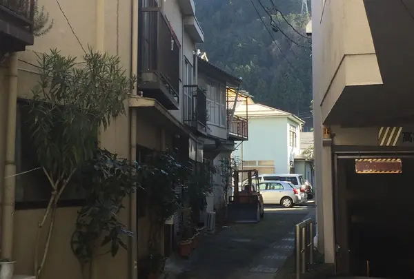 大月駅前に向かって、