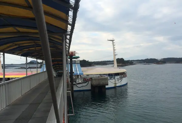 橋を渡って海中水族館へ