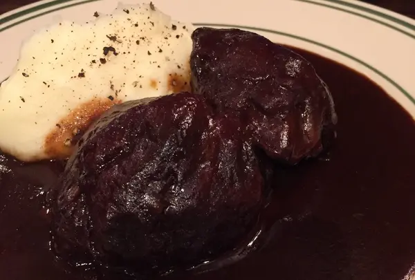 牛ほほ肉の赤ワイン煮込み