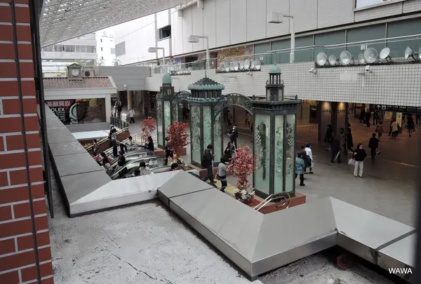 横浜駅東口の横浜三塔物語ゲート